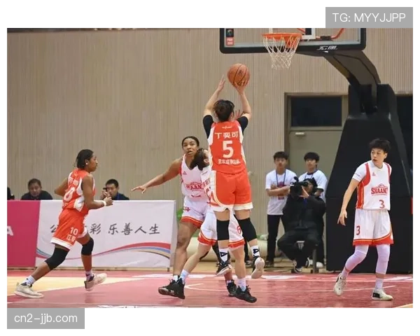 女篮运动员参与社区公益活动，推广篮球运动