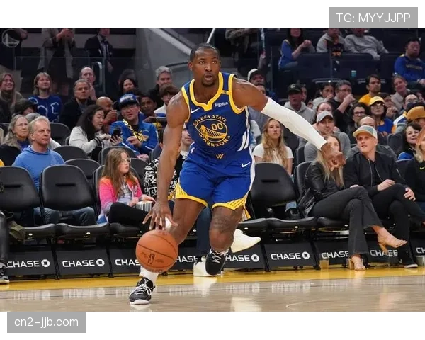 库里单节20分引爆大通中心，勇士替补席起舞庆祝